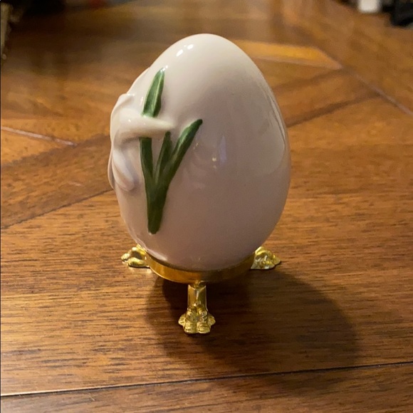Goebel Annual Egg with White Lily Flower on Tripod - Picture 4 of 5